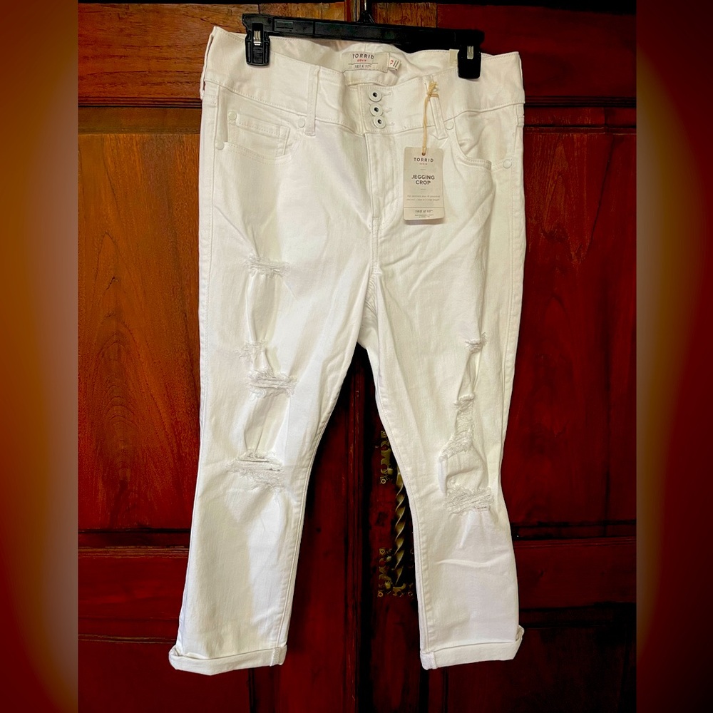 Torrid NWT White Destructed Jegging Crop size 12